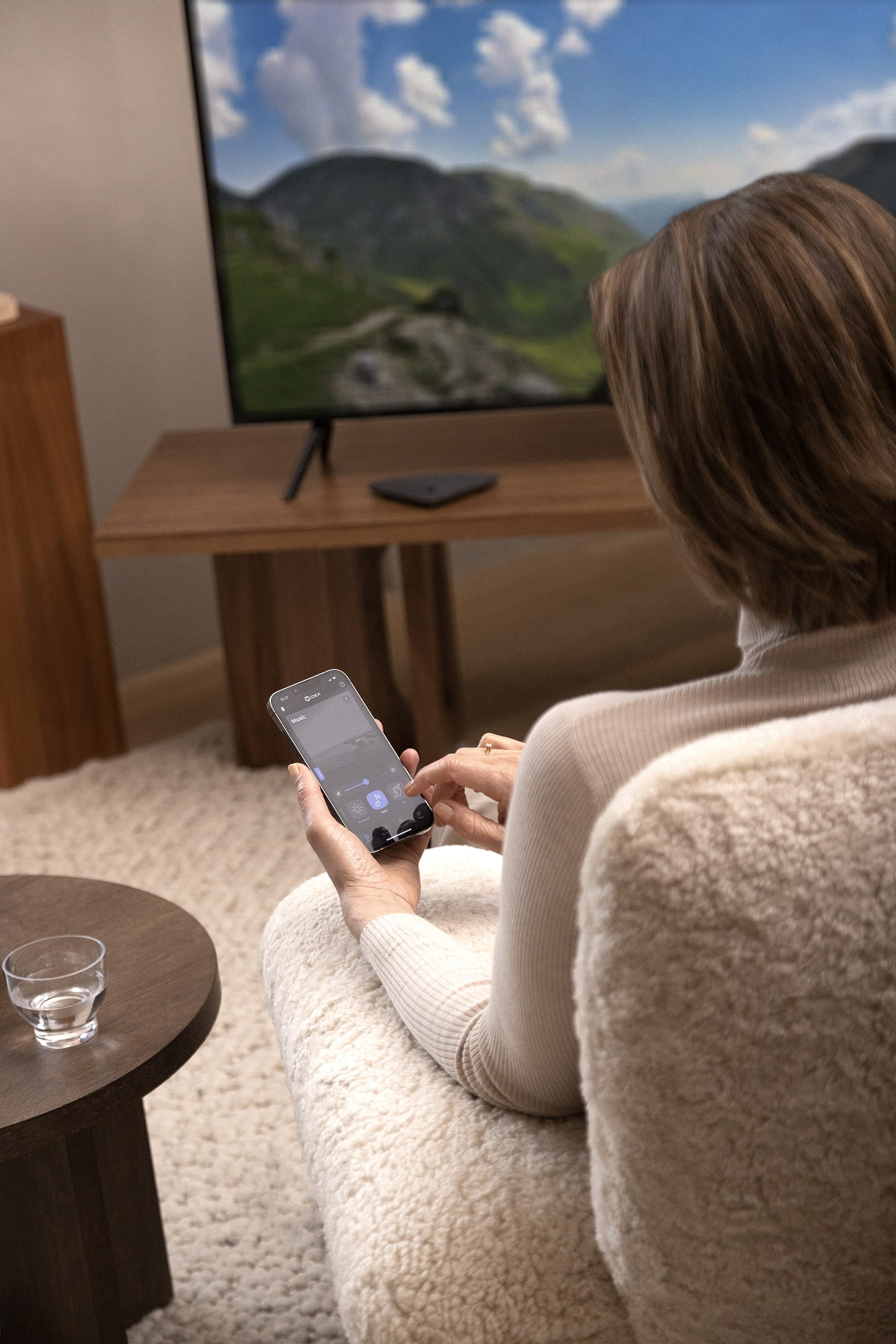 Widex TV Play Bedienung Dame vor TV