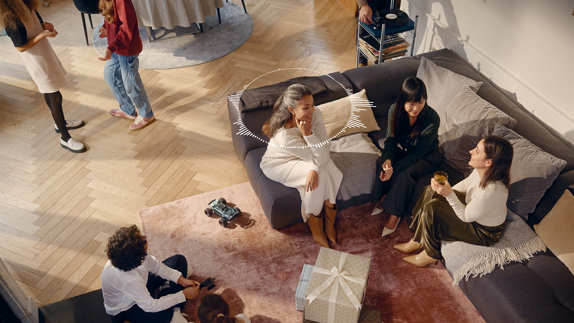 Widex Allure woman and friends sitting 