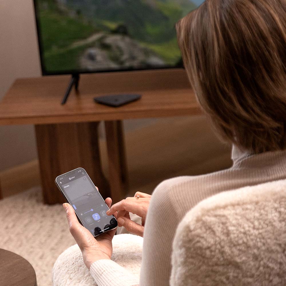 Widex Moment Sheer - woman in front of TV with smartphone