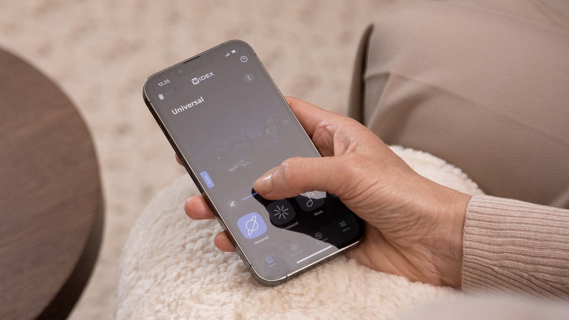 Widex Moment Sheer - woman holding smartphone