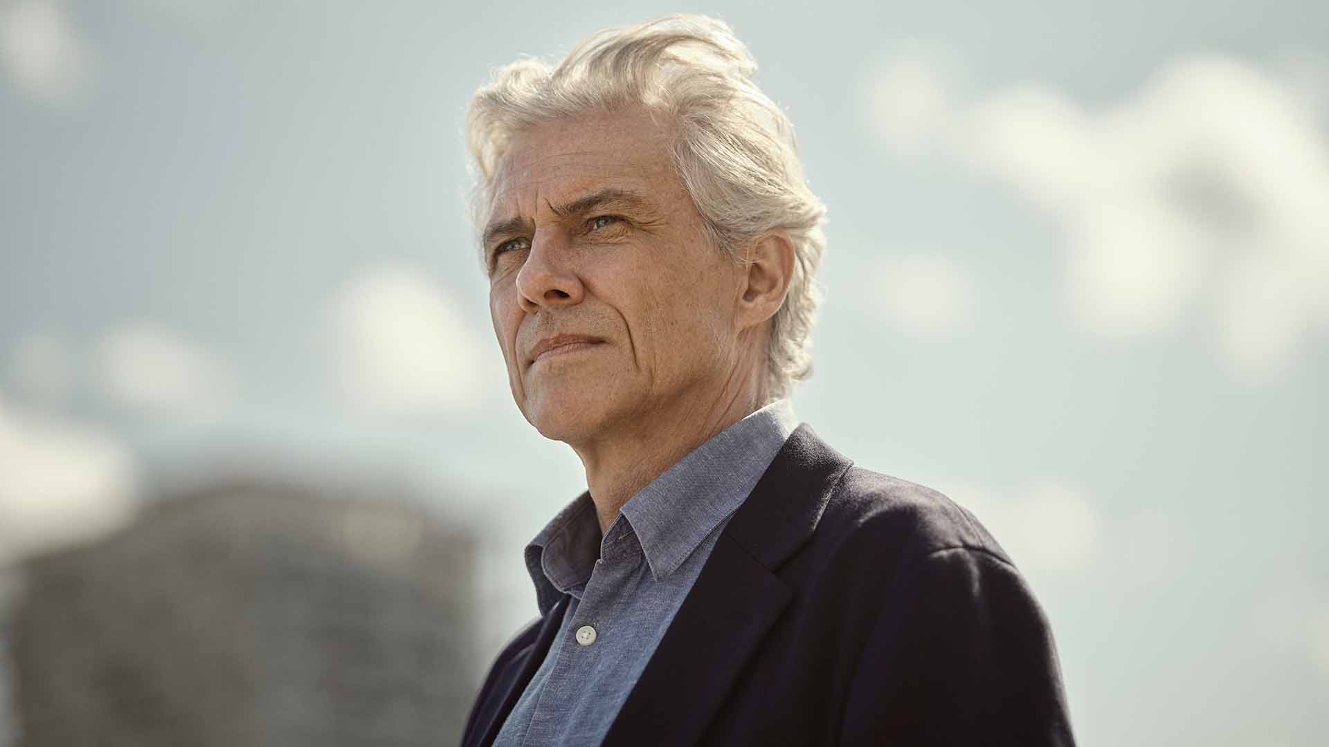 Man wearing Widex SmartRIC in front of skyline